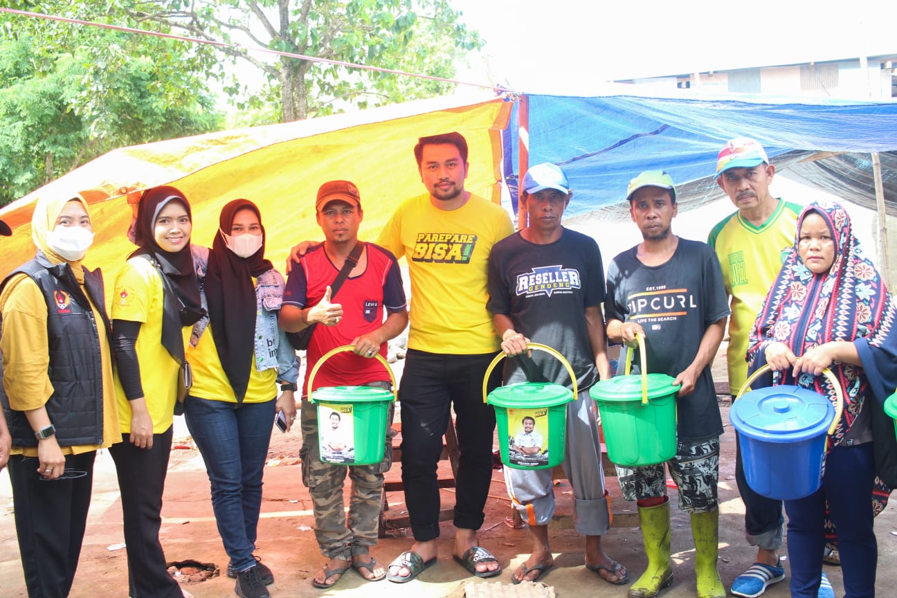 Gerakan Kemanusiaan, Ketua KONI Parepare Pimpin Penyerahan Bantuan ke Korban Banjir